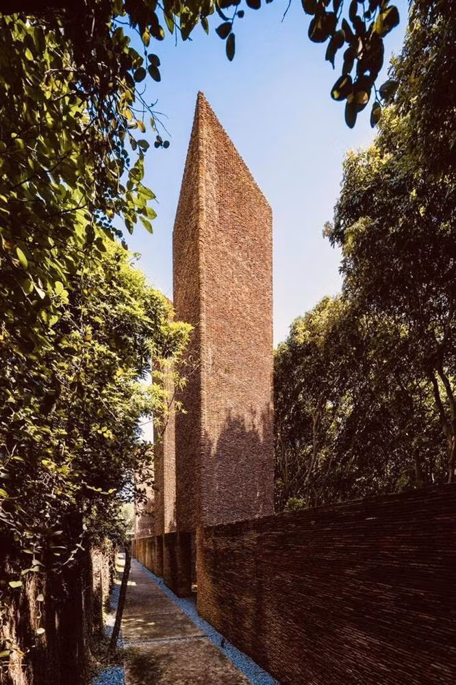 Xuan Hinh tiet lo 'noi kho' khi xay co ngoi 5.000m2