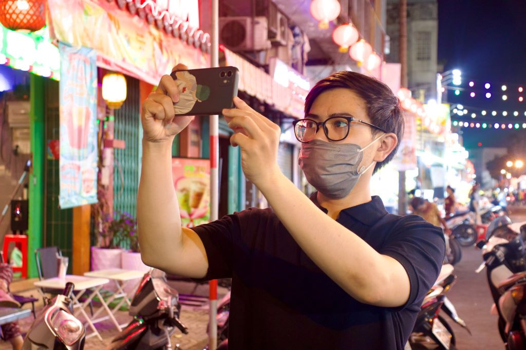 Anh Nguyễn Thế Viễn, ngụ tại quận 3, TPHCM, cho biết anh và bạn bè thường xuyên đến đây để thưởng thức các món ăn của người Hoa như sủi cảo, miến, bánh cuốn Quảng Châu… Trước khi về quê nghỉ Tết, anh cũng tranh thủ đến đây chụp hình làm kỷ niệm. Ảnh: Lạc Hà.