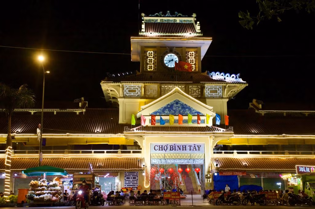 Chợ Bình Tây được trang trí nhiều tiểu cảnh để đón Tết. Trải qua gần 100 năm lịch sử, chợ Bình Tây đã chứng kiến nhiều thay đổi của TPHCM. Hiện nay, chợ Bình Tây là một trong những chợ đầu mối lớn của thành phố. Ảnh: Lạc Hà.