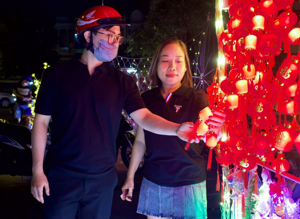 Theo chị Ngọc Yến, chủ sạp đèn led tại đường Hải Thượng Lãn Ông (quận 5), vào những ngày cận Tết, cửa hàng đón gần 100 khách đến xem và mua đèn. Tuy luôn tất bật tư vấn cho khách, nhưng chị không cảm thấy mệt. Thay vào đó, chị rất vui khi thấy mọi người hân hoan đi dạo phố, sắm đồ Tết. Ảnh: Lạc Hà