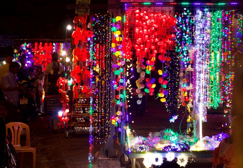 Bên cạnh hoa giả, câu đối, tranh dán… dây đèn cũng là một trong những mặt hàng được nhiều khách hàng chọn mua để trang trí Tết. Ảnh: Lạc Hà.