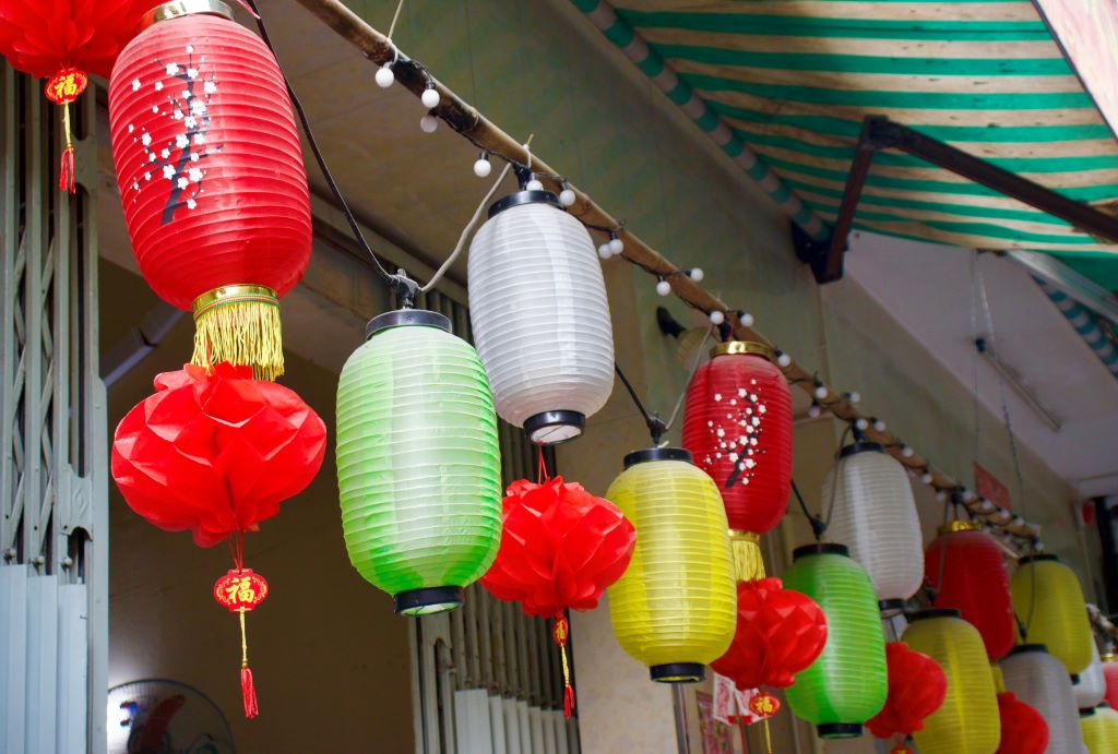 Những chiếc lồng đèn hút mắt. Ảnh: Lạc Hà.