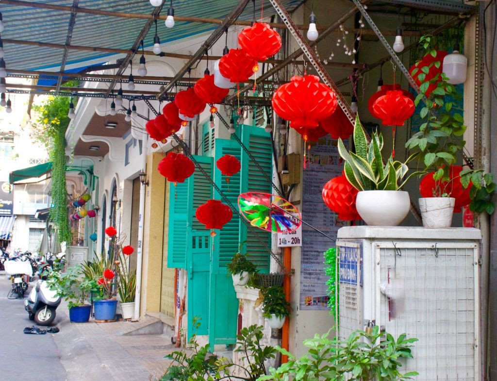 Nhiều ngôi nhà dọc con đường Lương Nhữ Học (quận 5) đã bắt đầu trang trí lồng đèn để đón Tết. Đây là khu vực có nhiều người Hoa định cư và sản xuất, kinh doanh lồng đèn thủ công. Ảnh: Lạc Hà