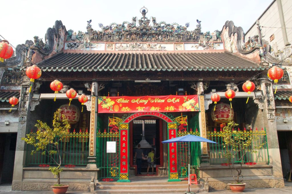 Tọa lạc tại đường Nguyễn Trãi, chùa Bà Thiên Hậu là một trong những công trình tâm linh lâu đời ở TPHCM. Chùa có tuổi đời gần 300 năm và được công nhận là Di tích kiến trúc nghệ thuật cấp Quốc gia vào năm 1993. Đây cũng là điểm đến yêu thích của nhiều người trong các dịp lễ, Tết. Ảnh: Lạc Hà.