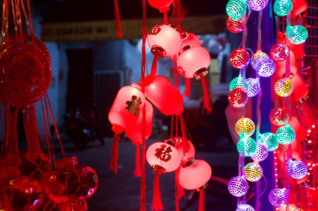 Những sợi dây đèn với nhiều mẫu mã độc đáo, lạ mắt. Ảnh: Lạc Hà.