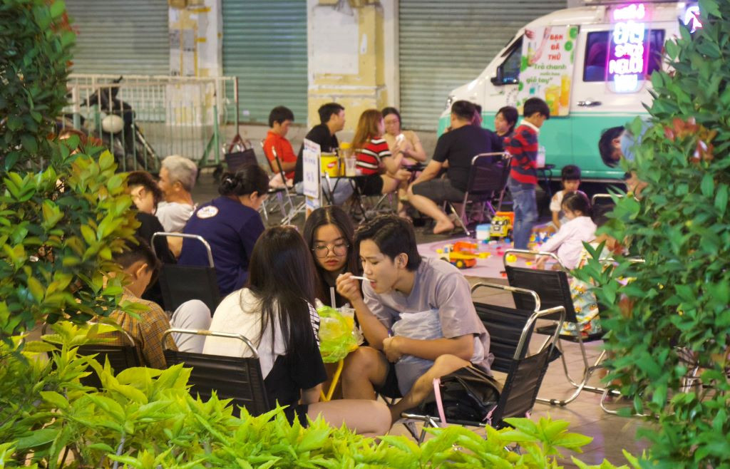 Đêm xuống, nhiều hàng quán được bày bán trước cổng chợ Bình Tây. Nhiều nhóm bạn đến đây để ăn uống, nói chuyện. Ban ngày, chợ thu hút đông đảo bạn trẻ đến check-in, chụp hình Tết. Ảnh: Lạc Hà