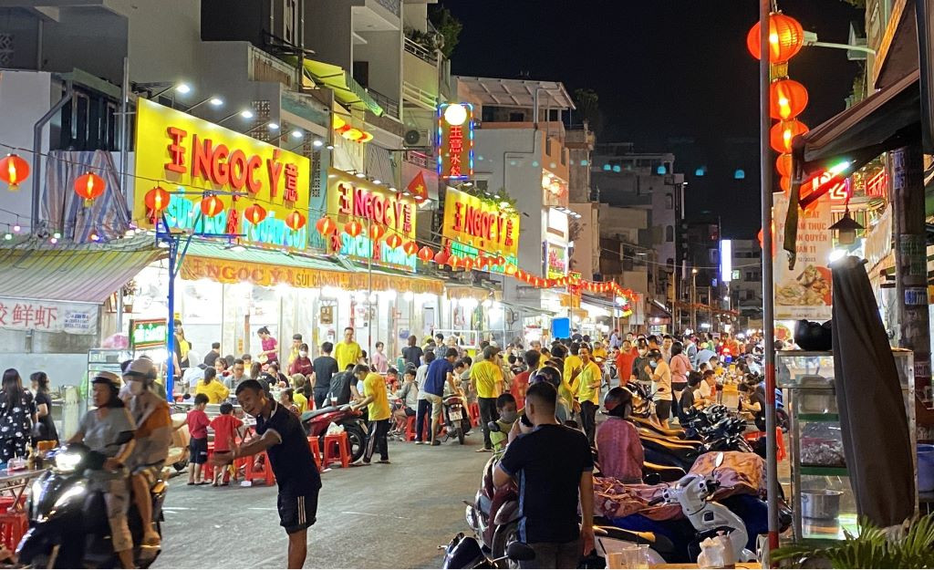 Phố ẩm thực Hà Tôn Quyền (quận 11) là khu phố chuyên bán sủi cảo. Đây là món ăn truyền thống của người Hoa, được làm từ bột mì, có nhân thịt, tôm, cá hoặc rau củ, được hấp chín hoặc chiên giòn. Gần Tết Giáp Thìn 2024, đông đảo người đổ về con đường này để ăn uống vào buổi tối. Ảnh: Lạc Hà.