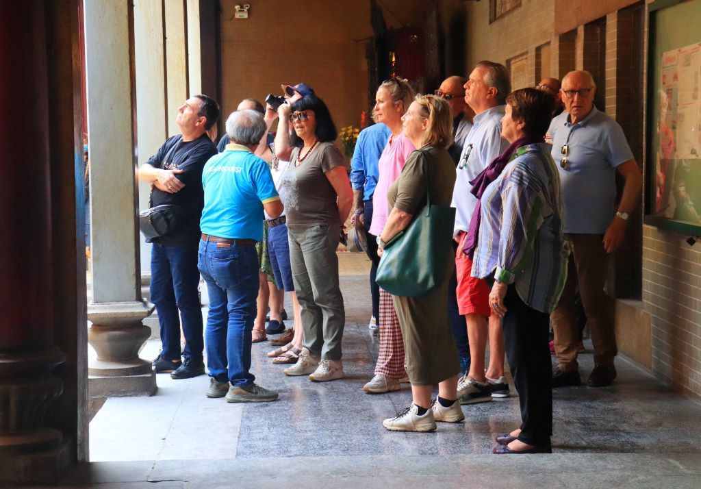 Một nhóm du khách người Pháp tại chùa Bà Thiên Hậu. Ảnh: Lạc Hà 