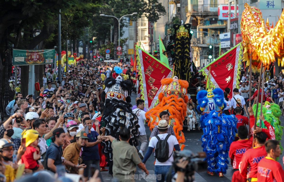 Hoạt động thu hút nhất trong Tết Nguyên tiêu năm nay là chương trình diễu hành xe hoa và biểu diễn nghệ thuật đặc sắc trên các tuyến đường Hải Thượng Lãn Ông - Châu Văn Liêm - Lão Tử - Lương Nhữ Học - Nguyễn Trãi - Trần Xuân Hòa - Trần Hưng Đạo.