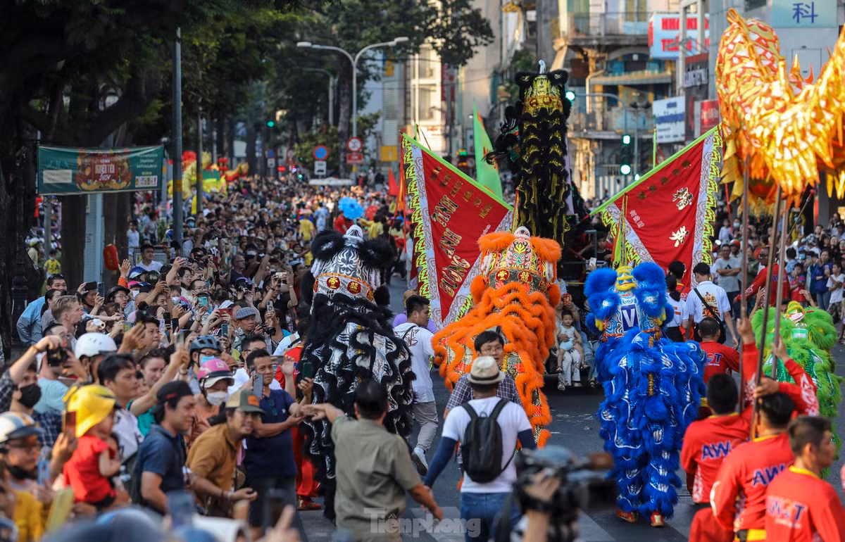 Hoạt động thu hút nhất trong Tết Nguyên tiêu năm nay là chương trình diễu hành xe hoa và biểu diễn nghệ thuật đặc sắc trên các tuyến đường Hải Thượng Lãn Ông - Châu Văn Liêm - Lão Tử - Lương Nhữ Học - Nguyễn Trãi - Trần Xuân Hòa - Trần Hưng Đạo.