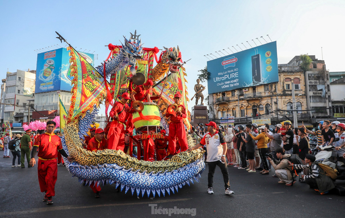 Tại những ngã tư, các đoàn lân sư rồng đi qua đều dừng lại múa cho người dân thưởng thức trong khoảng 2-3 phút.