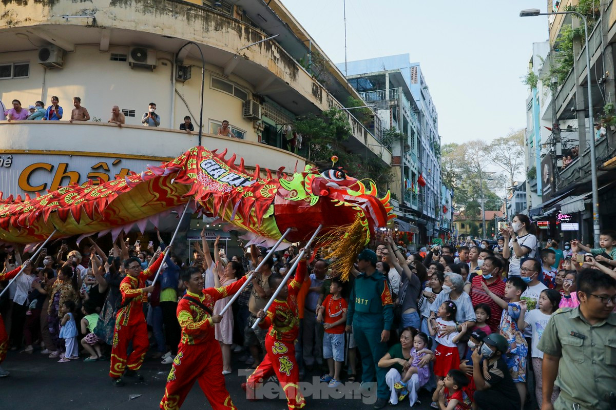 Đoàn diễu hành đi qua nhiều tuyến đường quanh khu vực Chợ Lớn, hàng nghìn người dân cũng hòa mình vào không khí Lễ hội, chiêm ngưỡng những màn biểu diễn lân sư rồng đặc sắc.