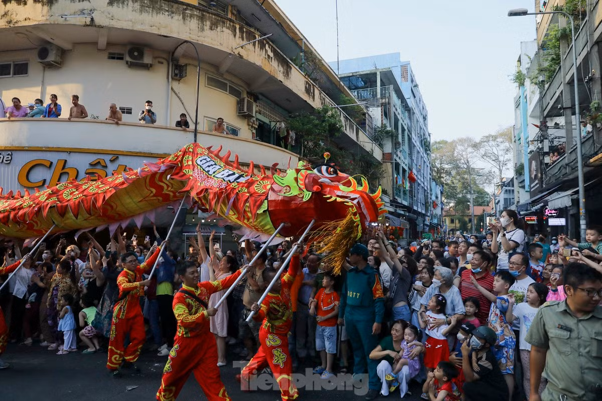 Đoàn diễu hành đi qua nhiều tuyến đường quanh khu vực Chợ Lớn, hàng nghìn người dân cũng hòa mình vào không khí Lễ hội, chiêm ngưỡng những màn biểu diễn lân sư rồng đặc sắc.