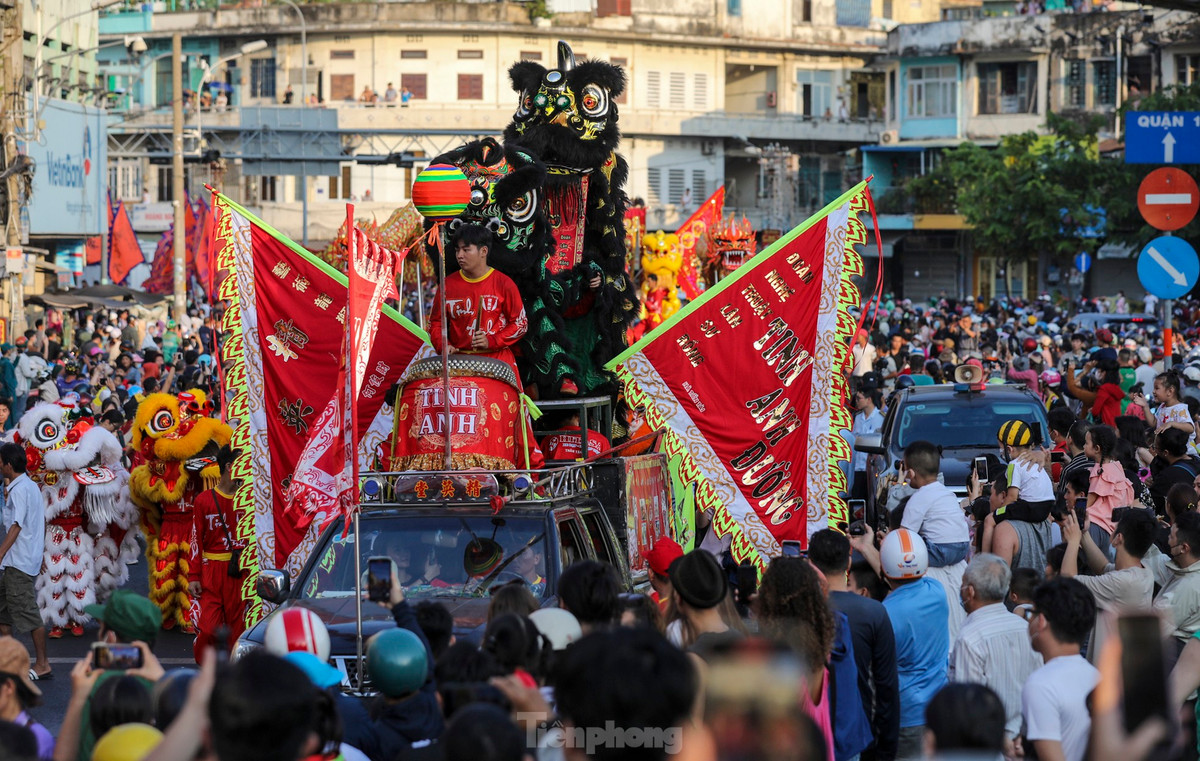 Tết Nguyên tiêu (còn gọi là Tiết Thượng nguyên, Tiết Hoa đăng) là một trong những lễ hội cổ truyền lâu đời. Vào dịp Nguyên tiêu, người dân thường đi chùa, miếu, để cầu cho một năm mạnh khỏe, bình an, phát tài phát lộc.