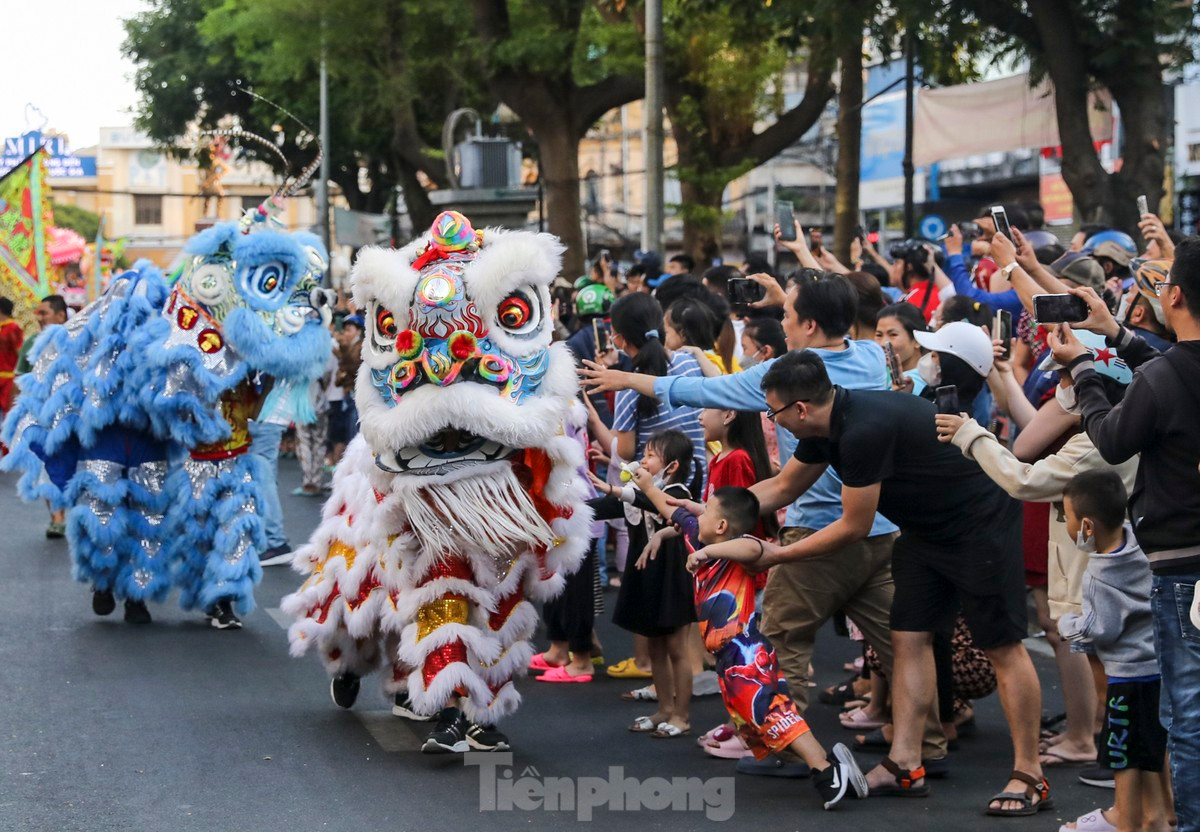 Các em nhỏ thích thú khi được tận mắt chứng kiến màn biểu diễn đặc sắc của các đoàn lân sư rồng.