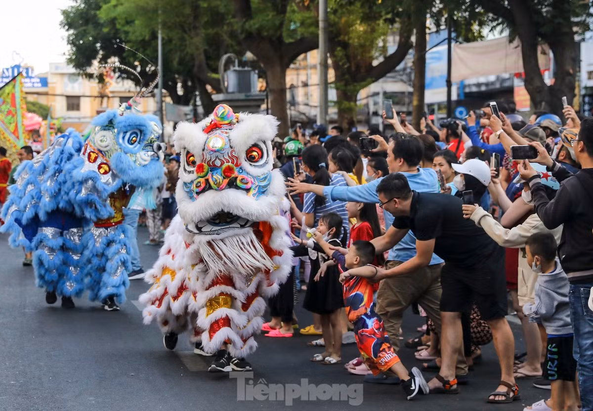 Các em nhỏ thích thú khi được tận mắt chứng kiến màn biểu diễn đặc sắc của các đoàn lân sư rồng.