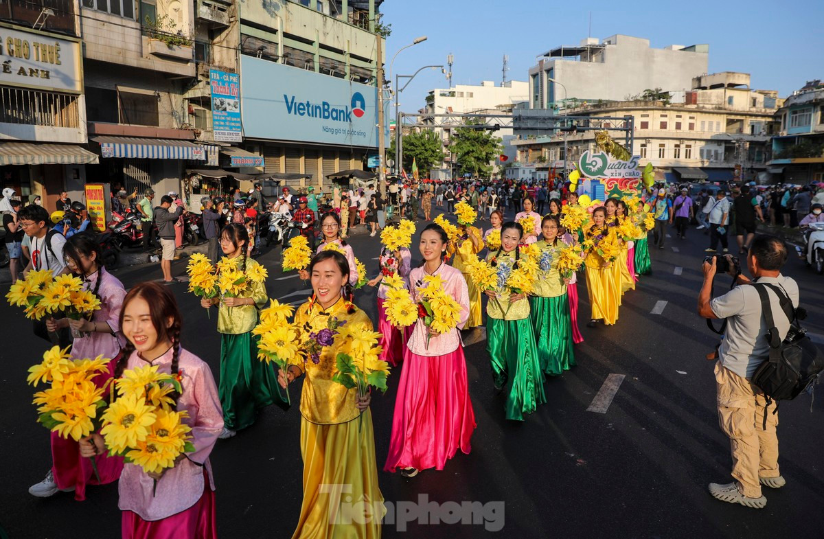 Các tuyến đường xung quanh được lực lượng chức năng phân luồng, hướng dẫn phương tiện di chuyển theo hướng khác tránh tình trạng ùn tắc.