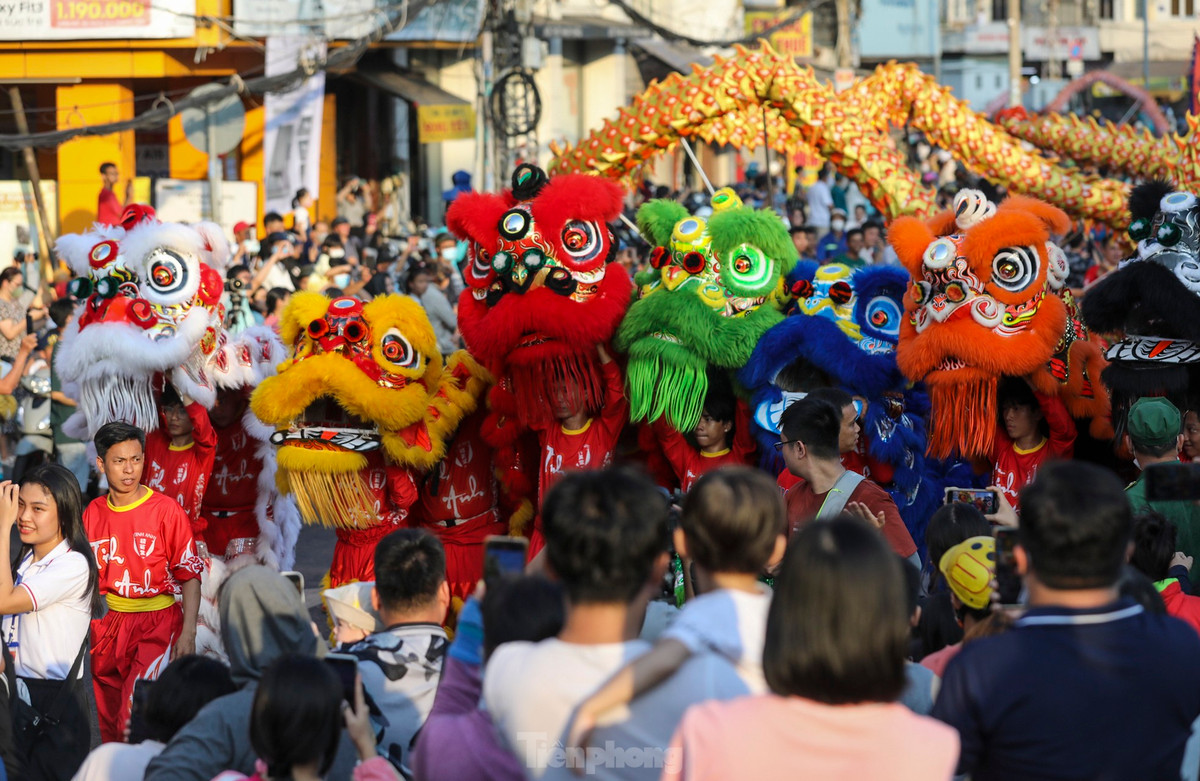 Các hoạt động như Kinh kịch, múa lân sư rồng, đi cà kheo, múa quạt... được phô diễn trên suốt hành trình diễu hành.