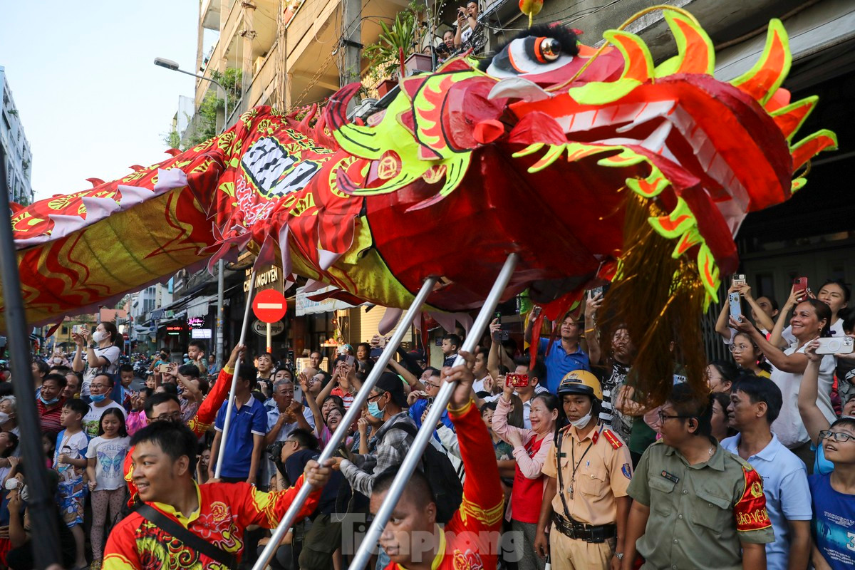 Lễ hội Tết Nguyên tiêu năm nay thu hút hàng nghìn người dân và du khách đổ về Quận 5.