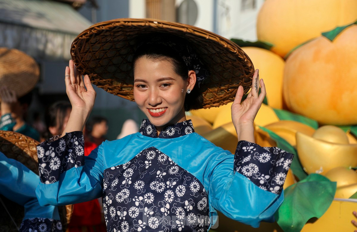 Những thiếu nữ gốc Hoa xinh đẹp trong bộ trang phục sườn xám truyền thống.