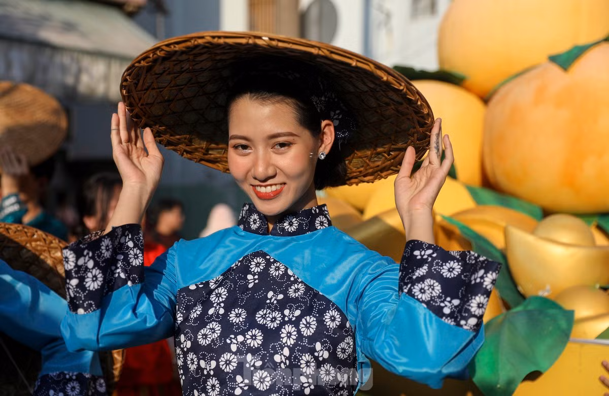 Những thiếu nữ gốc Hoa xinh đẹp trong bộ trang phục sườn xám truyền thống.