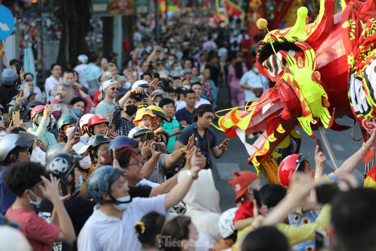 Những màn biểu diễn lân sư rồng được nhiều người dân quan tâm.