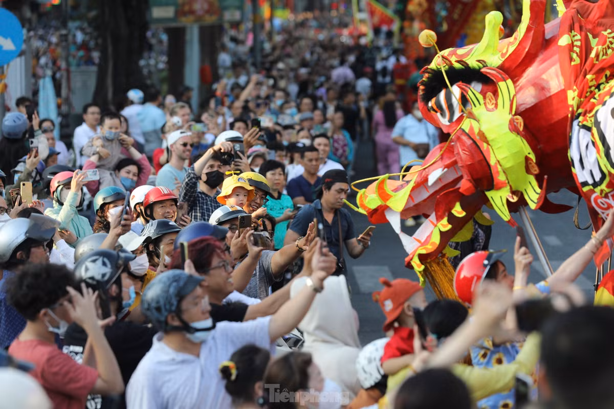 Những màn biểu diễn lân sư rồng được nhiều người dân quan tâm.