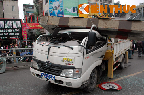 Chiếc xe ô tô biển xanh đầu bị bẹp dúm.