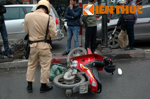 Theo người dân chứng kiến vụ tai nạn, họ nhìn thấy ô tô biển xanh đang lưu thông hướng Tây Sơn - Nguyễn Trãi húc bay thanh chắn chiều cao của cây cầu này; khiến thanh chắn gãy, đập vào 1 người đi xe máy đi ngược chiều ô tô. Xe máy bay sang phần đường ngược chiều.