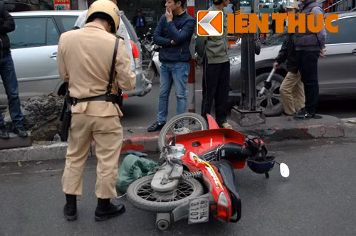 Theo người dân chứng kiến vụ tai nạn, họ nhìn thấy ô tô biển xanh đang lưu thông hướng Tây Sơn - Nguyễn Trãi húc bay thanh chắn chiều cao của cây cầu này; khiến thanh chắn gãy, đập vào 1 người đi xe máy đi ngược chiều ô tô. Xe máy bay sang phần đường ngược chiều.