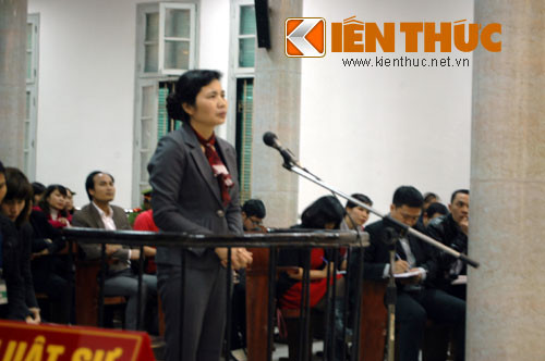 Bị cáo Nhiên - nguyên PGĐ Bệnh viện Đa khoa Hoài Đức tại phiên tòa.