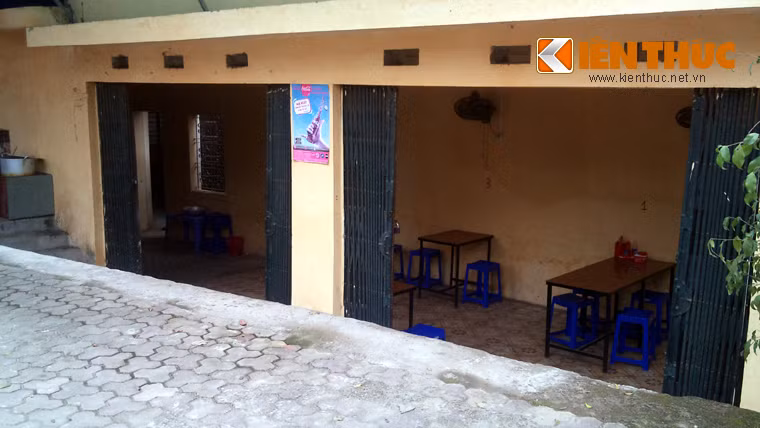 Một phần vì nền nhà thấp hơn vỉa hè khoảng 1m nên rất ít khách ghé vào quán.