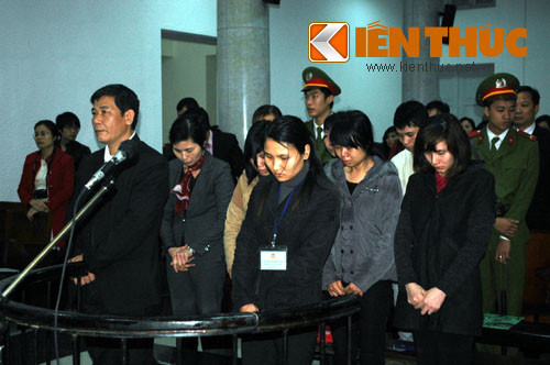 Rất nhiều bị cáo khóc tại tòa.