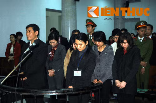 Rất nhiều bị cáo khóc tại tòa.