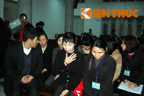 Bị cáo Liêm quay lại nhìn các đồng nghiệp trong đó có bị cáo Nhiên.