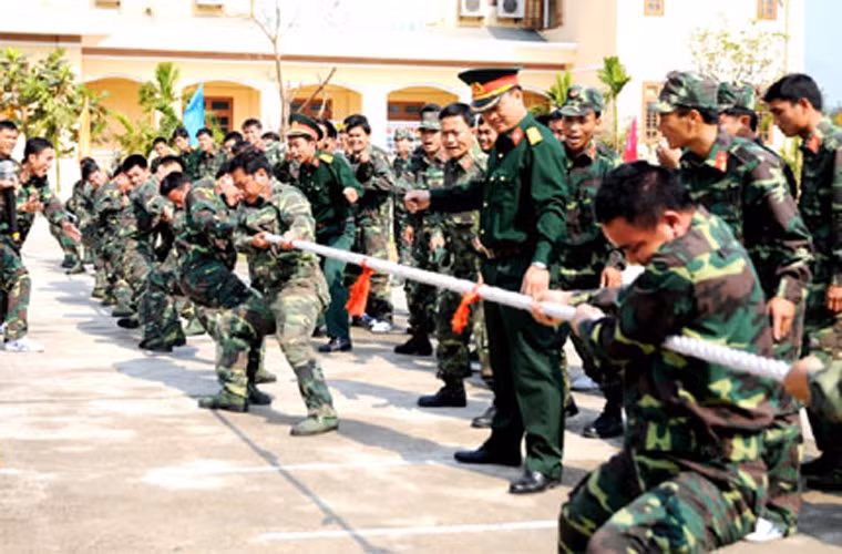 Trò chơi thể thao rèn luyện thể lực của bộ đội.