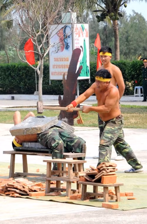 Biểu diễn tiết mục vận nội công của bộ đội trinh sát.