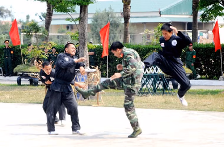 Biểu diễn kỹ thuật chiến đấu chống toán, nhóm địch.