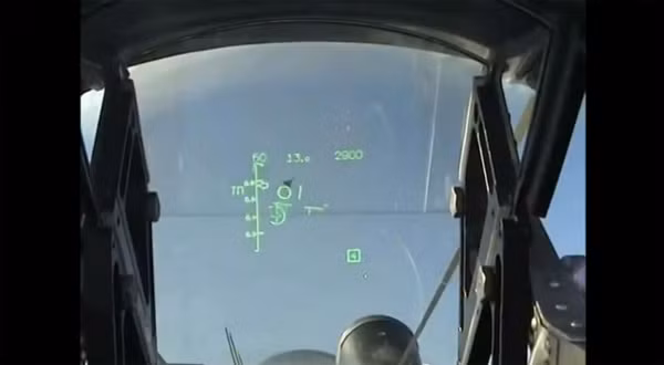 Cuộc không chiến nhìn qua màn hình HUD của MiG-29.