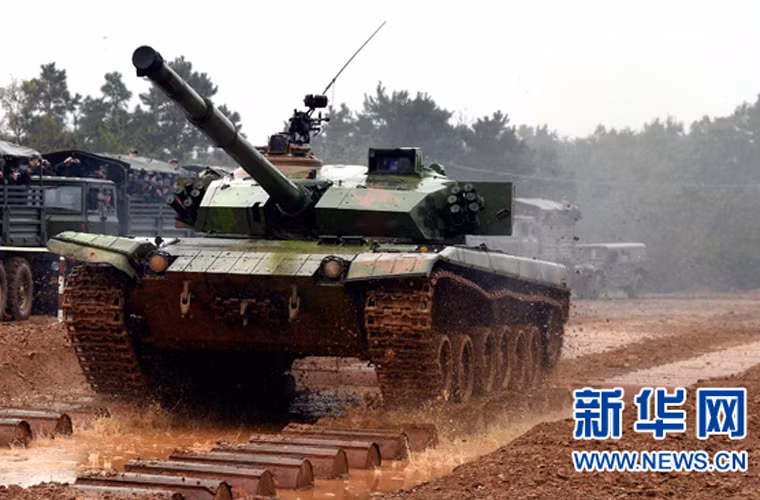 Type 96A trang bị động cơ diesel làm mát bằng nước 1.000 mã lực cho phép xe đạt tốc độ 65km/h trên đường bằng. Trong ảnh, Type 96A biểu diễn khả năng cơ động của mình trên địa hình ghồ ghề.