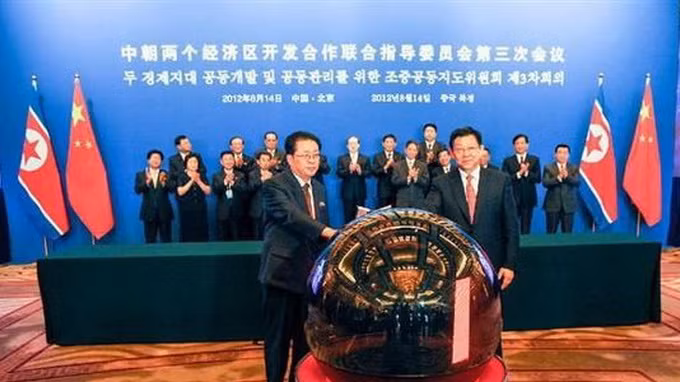 Hãng tin Yonhap của Hàn Quốc ngày 14/12 đưa tin, sau khi xử tử hình ông Jang Song-thaek, nhà lãnh đạo Kim Jong-un đã ra lệnh triệu cho các doanh nhân đang làm ăn ở Trung Quốc về nước ngay lập tức. Giới chuyên gia quan ngại, có thể nhà lãnh đạo Kim Jong-un đang muốn thử thách lòng trung thành của những người này. Trong ảnh, ông Jang Song-thaek (trái) và cựu Bộ trưởng thương mại Trung Quốc, Trần Đức Minh trong lễ ký kết các dự án kinh tế song phương tháng 8/2012.