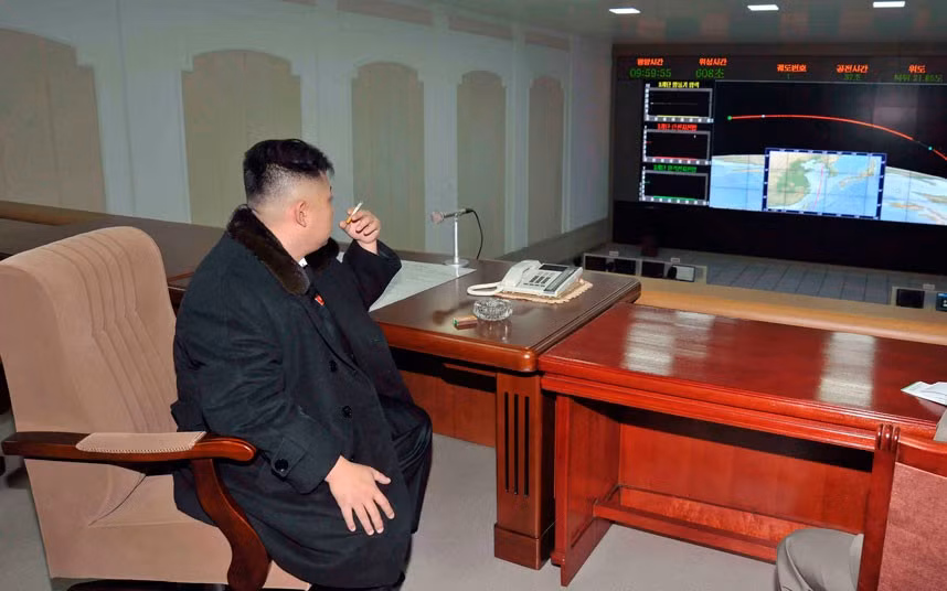 Hình ảnh đầy nam tính của nhà lãnh đạo trẻ khi ông hút thuốc một mình tại Trung tâm chỉ huy và điều khiển vệ tinh.