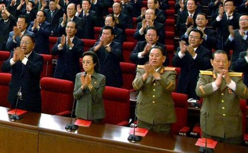 Tiếp đó, phu nhân của ông Jang Song-thaek, đồng thời cũng là cô ruột của nhà lãnh đạo Kim Jong-un, người phụ nữ quyền lực nhất Triều Tiên, bà Kim Kyong-hui cũng lần đầu tiên xuất hiện bình an vô sự và khá bình thản sau vụ hành quyết chồng. KCNA đưa tin, bà Kim Kyong-hui xuất hiện trong lễ tang một quan chức đảng cấp cao vừa qua đời cuối tuần trước với tư cách là thành viên ban tang lễ. Trước đó, nhiều người quan ngại bà "lành ít dữ nhiều".