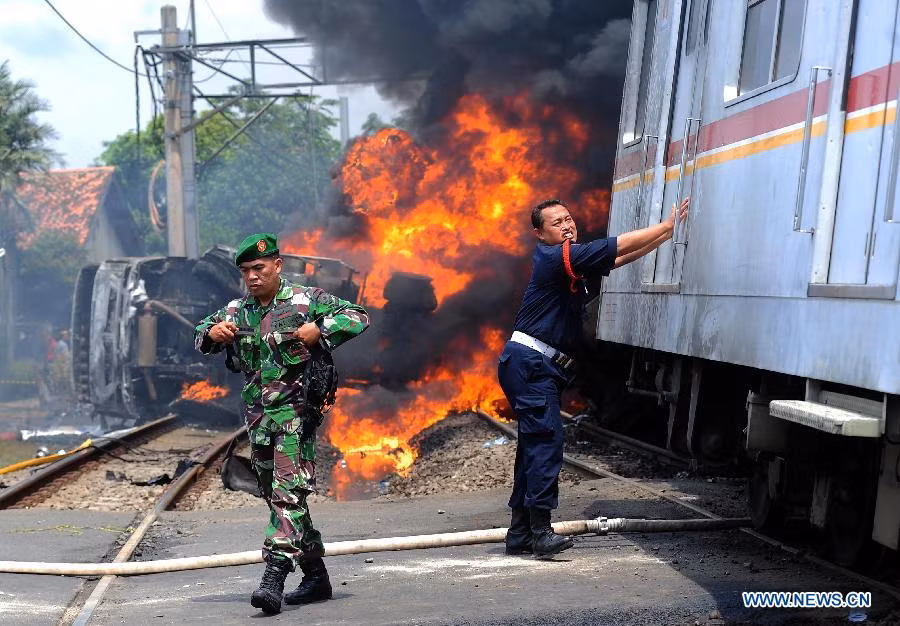 Theo thông tin ban đầu, chiếc xe tải chở dầu đã cố tăng tốc để vượt qua đường ray tàu hỏa khi cổng an toàn đang bắt đầu đóng để tạm dừng giao thông.