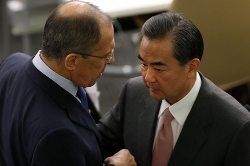 Hôm nay, truyền thông Trung Quốc đưa tin, Ngoại trưởng nước này, Vương Nghị (phải) trong một động thái bất thường, đã liên hệ với người đồng cấp Nga, Ngoại trưởng Sergei Lavrov sau vụ hành quyết ông Jang.