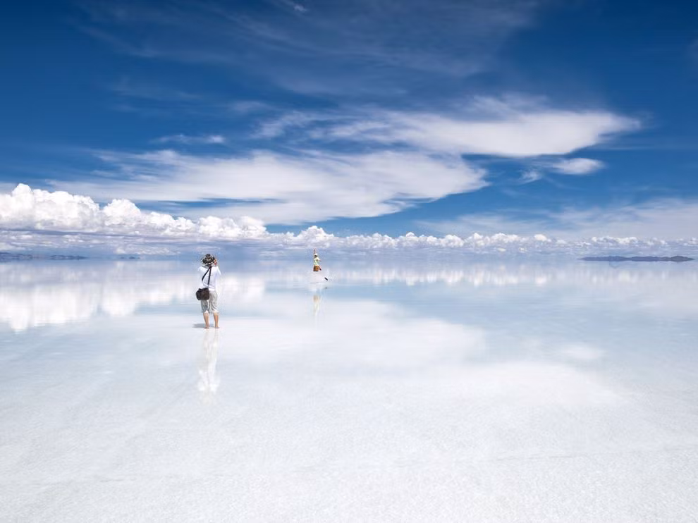 Bức ảnh mô tả cảnh tượng siêu thực ở cánh đồng muối Uyuni Salt Flat, Bolivia với ranh giới giữa bầu trời và mặt đất dường như bị xóa nhòa.