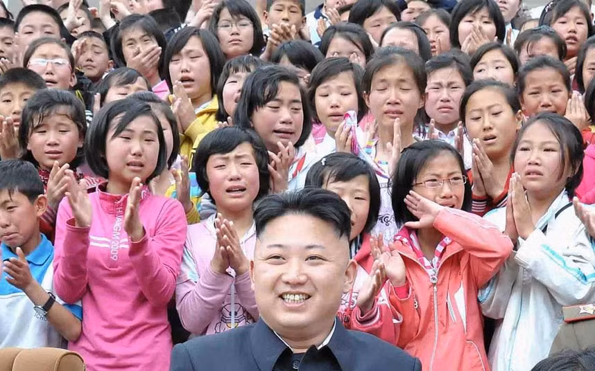 Thiếu nhi Triều Tiên bật khóc khi được gặp nhà lãnh đạo trẻ Kim Jong-un khi ông tới thăm Trại thanh thiếu niên Myohyangsan dưới chân núi Myohyang, tỉnh Bắc Phyongan.