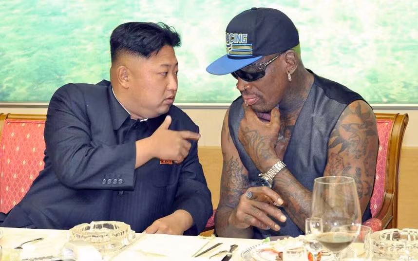 Nhà lãnh đạo Triều Tiên trò chuyện vui vẻ, thân mật với cựu ngôi sao bóng rổ Mỹ Dennis Rodman ở Bình Nhưỡng ngày 7/9/2013 khi Rodman sang thăm Bình Nhưỡng. Ông Kim Jong-un có một tình bạn khăng khít với cựu sao NBA Mỹ Rodman.
