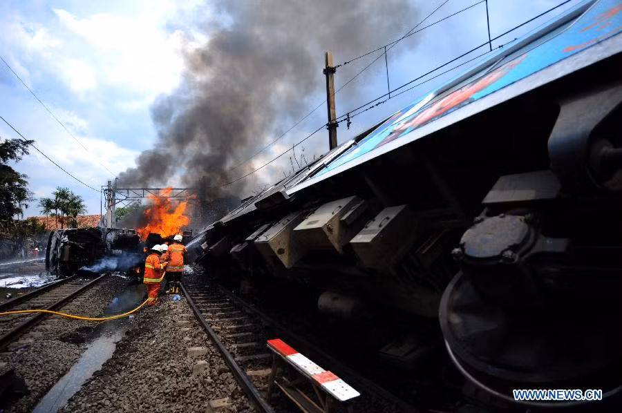 Theo đó, chiếc xe tải đầu tiên va chạm với toa chở khách dành riêng cho phụ nữ và phát nổ.