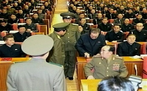 Hình ảnh chú nhà lãnh đạo Kim Jong-un bị hai sỹ quan cảnh sát bắt.
